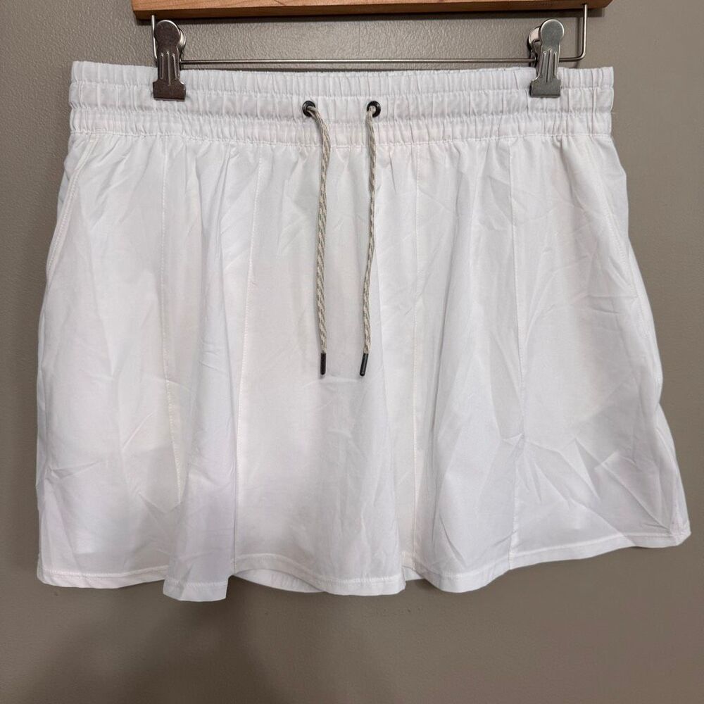Vuori Clementine Skirt in white, featuring a comfortable elastic waistband size